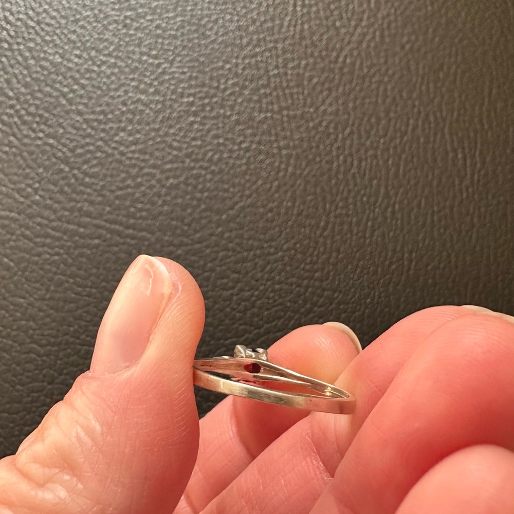 Dainty lightweight silver and red stone ring. - Picture 4 of 8